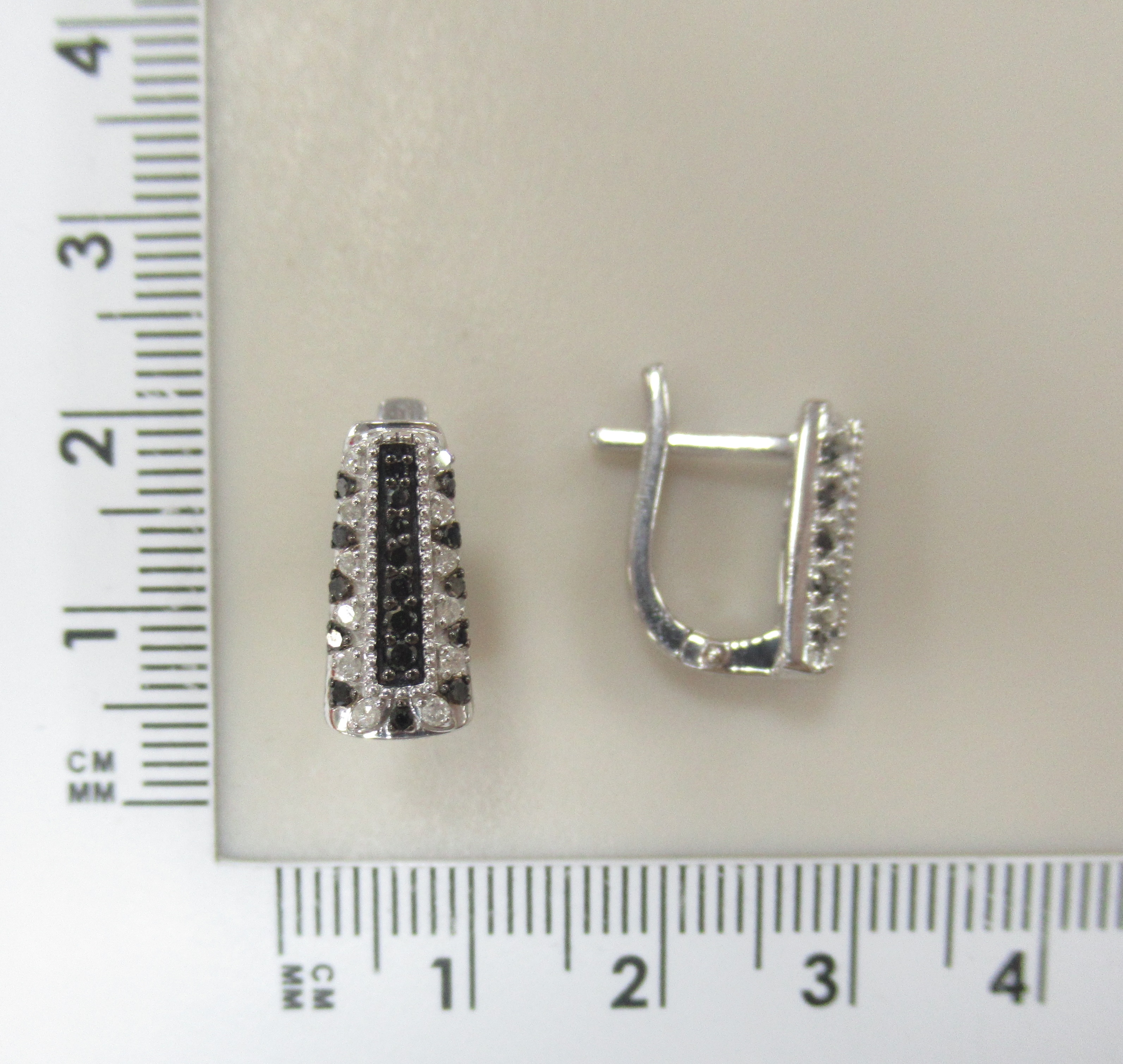 Серебряные серьги с бриллиантами